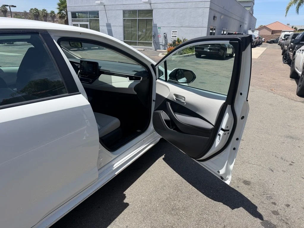 Used 2021 White Toyota L image 14