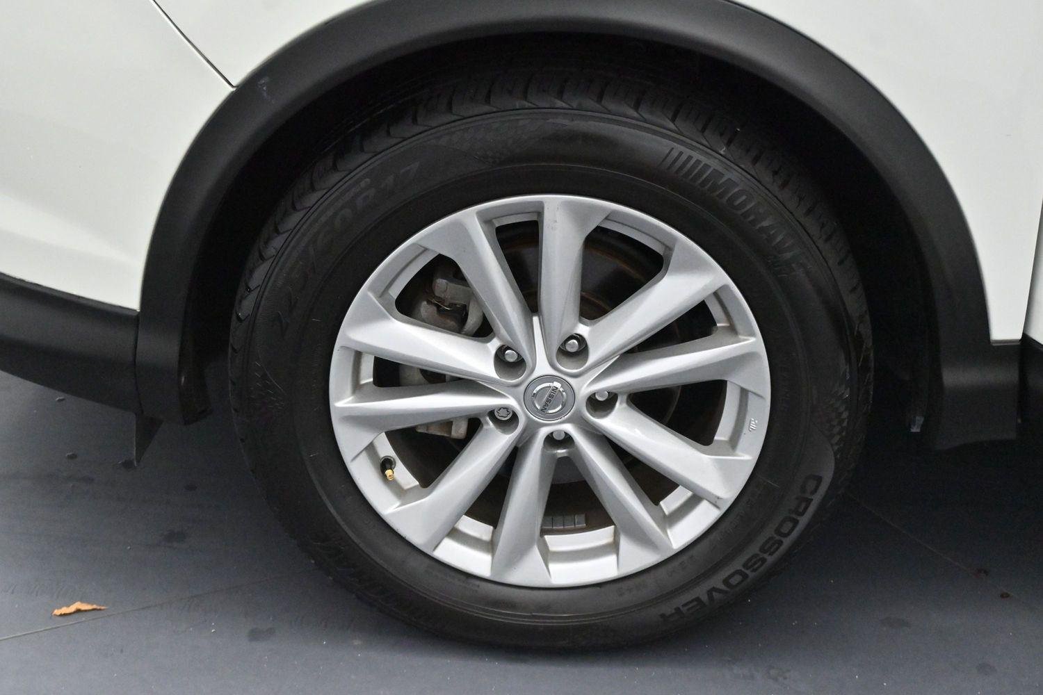 Used 2017 Glacier White Nissan SV image 33