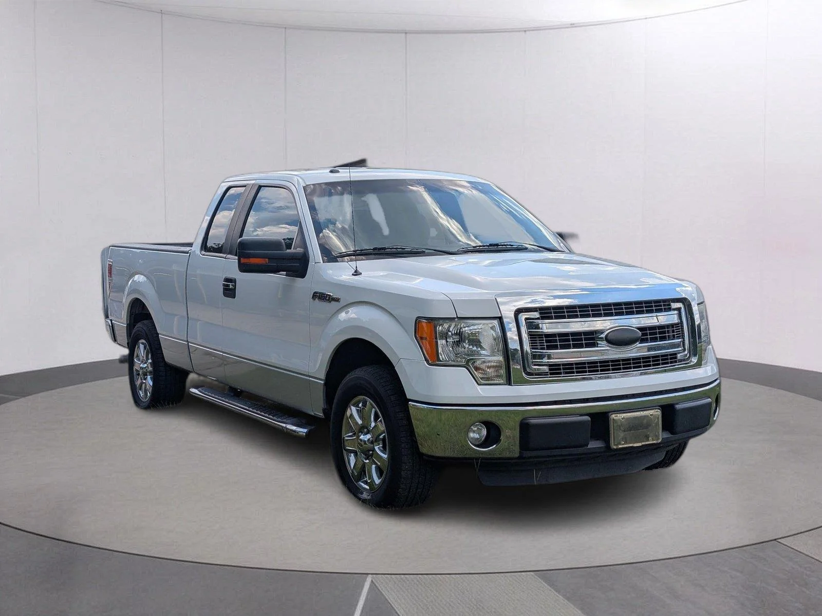 Used 2013 Oxford White/Ingot Silver Metallic Ford XLT image 9