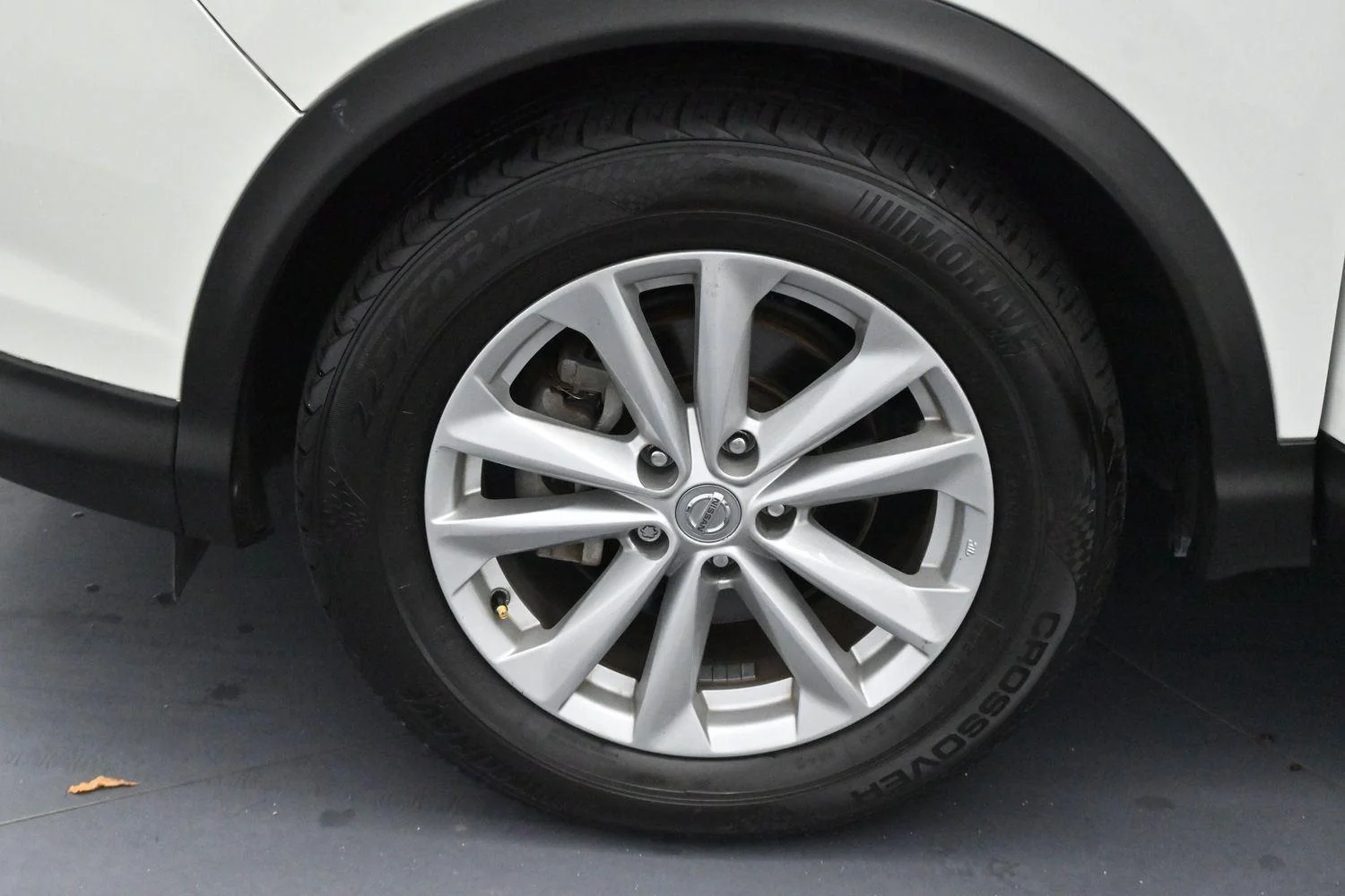 Used 2017 Glacier White Nissan SV image 33