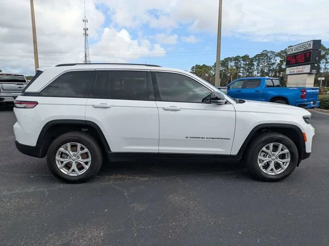 Used 2024 Bright White Cl Jeep Limited image 6