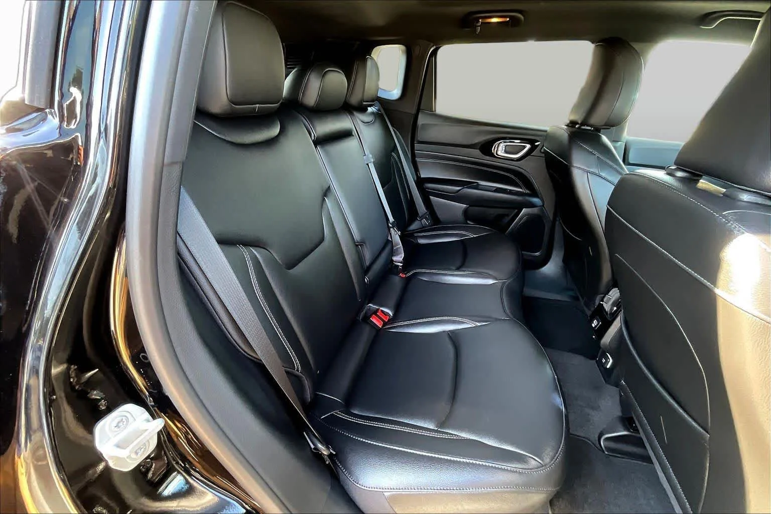 Used 2024 Diamond Black Crystal Pearlcoat Jeep Limited image 41