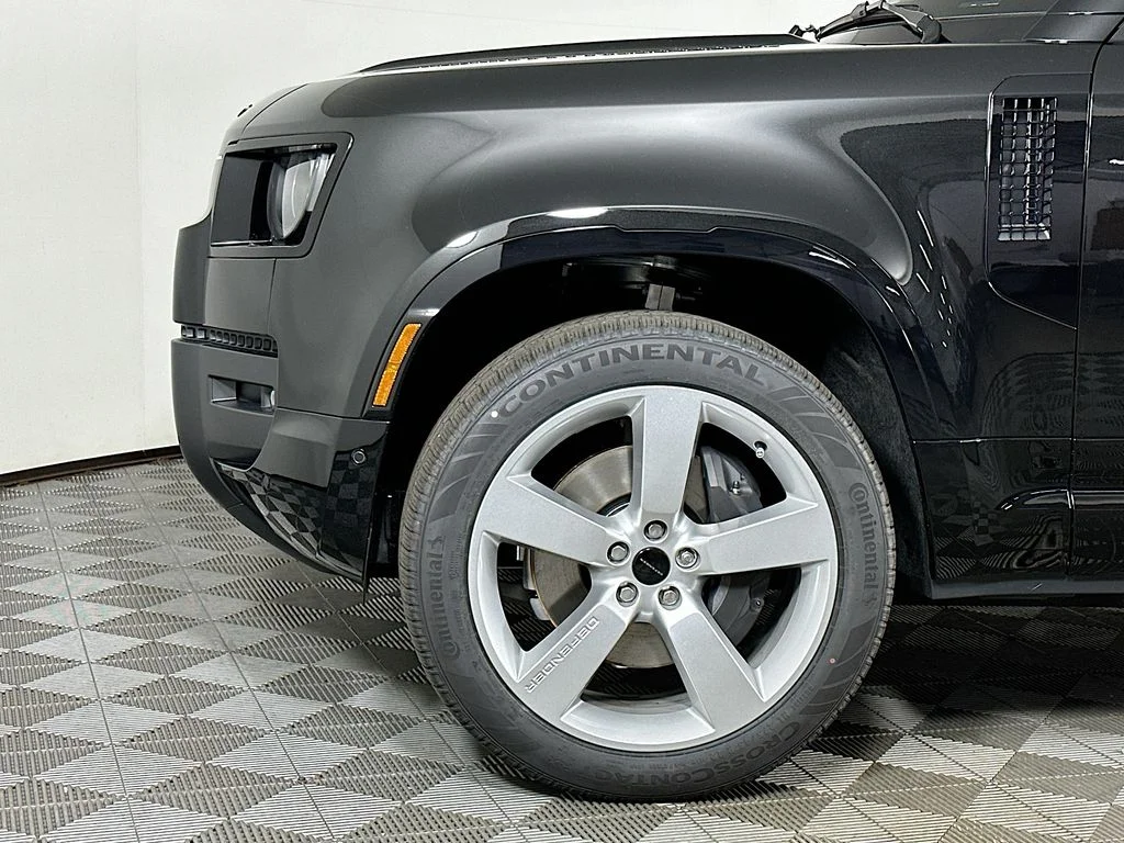 New 2026 Santorini Black Land Rover X-Dynamic SE image 9