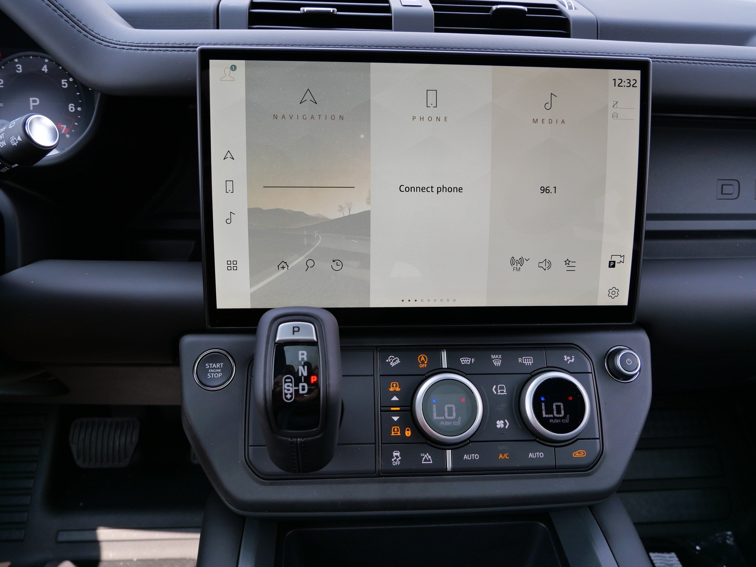 New 2026 Santorini Black Land Rover X-Dynamic SE image 8