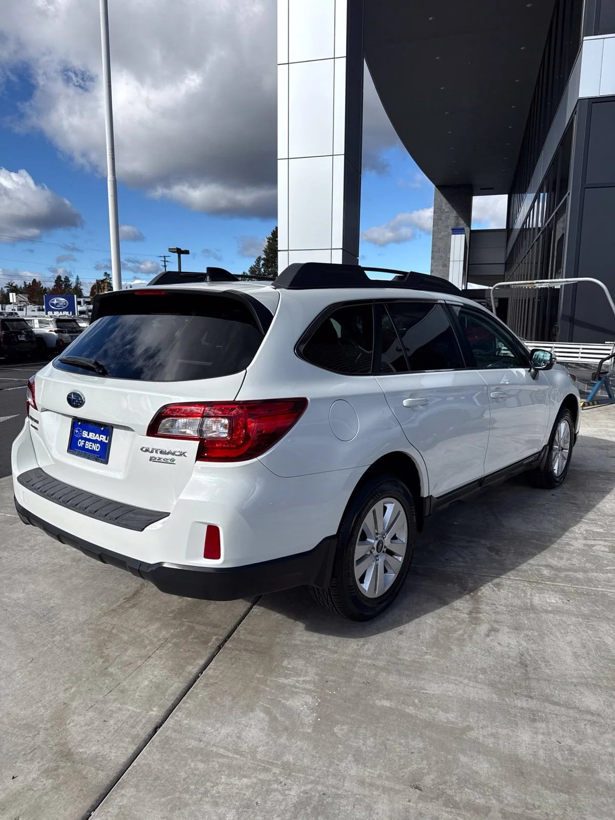 Used 2016 Crystal White Pearl Subaru 2.5i Premium image 5