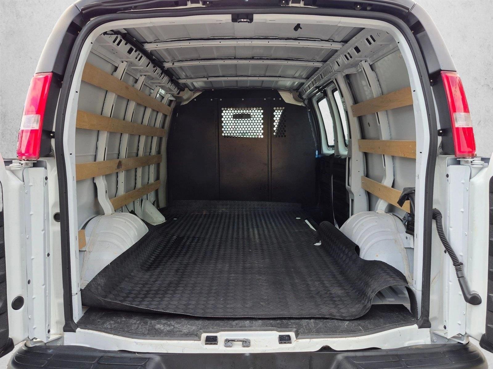 Used 2025 Summit White GMC  image 7