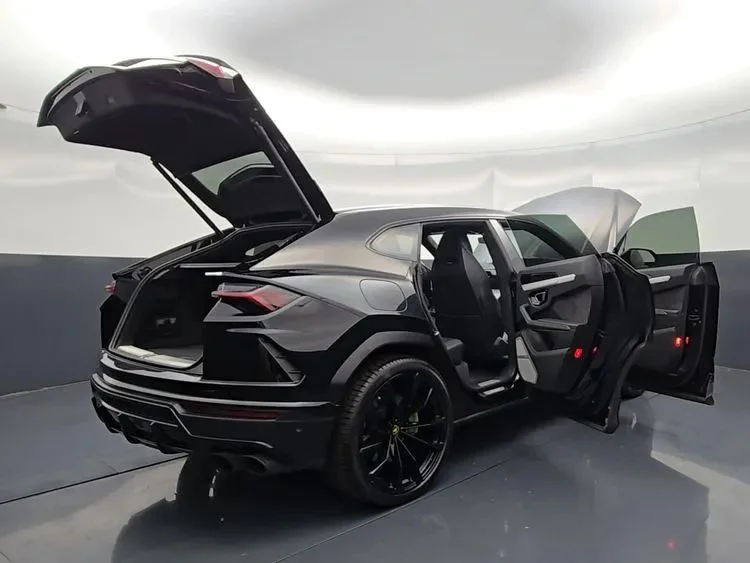 Used 2022  Lamborghini Sport Utility 4D image 13