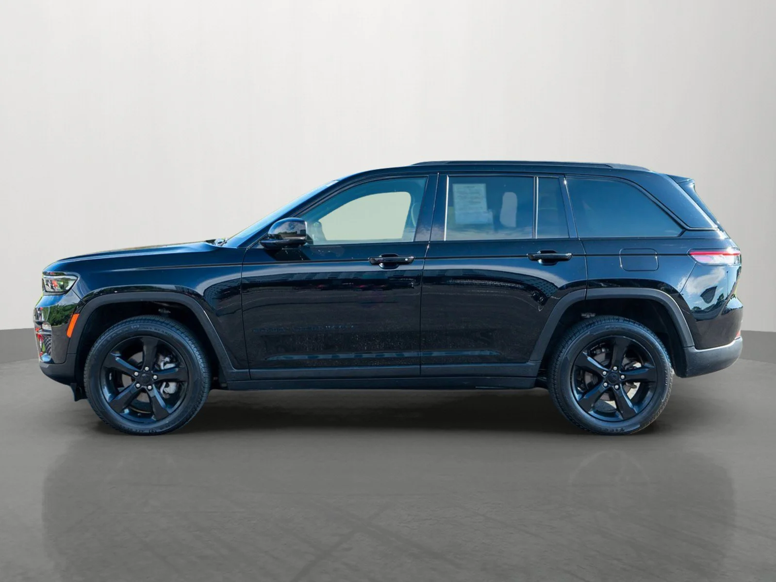 Used 2023 Diamond Black Crystal Pearlcoat Jeep Limited image 4