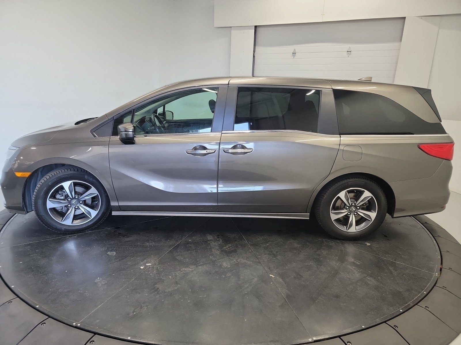 Used 2018 Modern Steel Metallic Honda Touring image 4