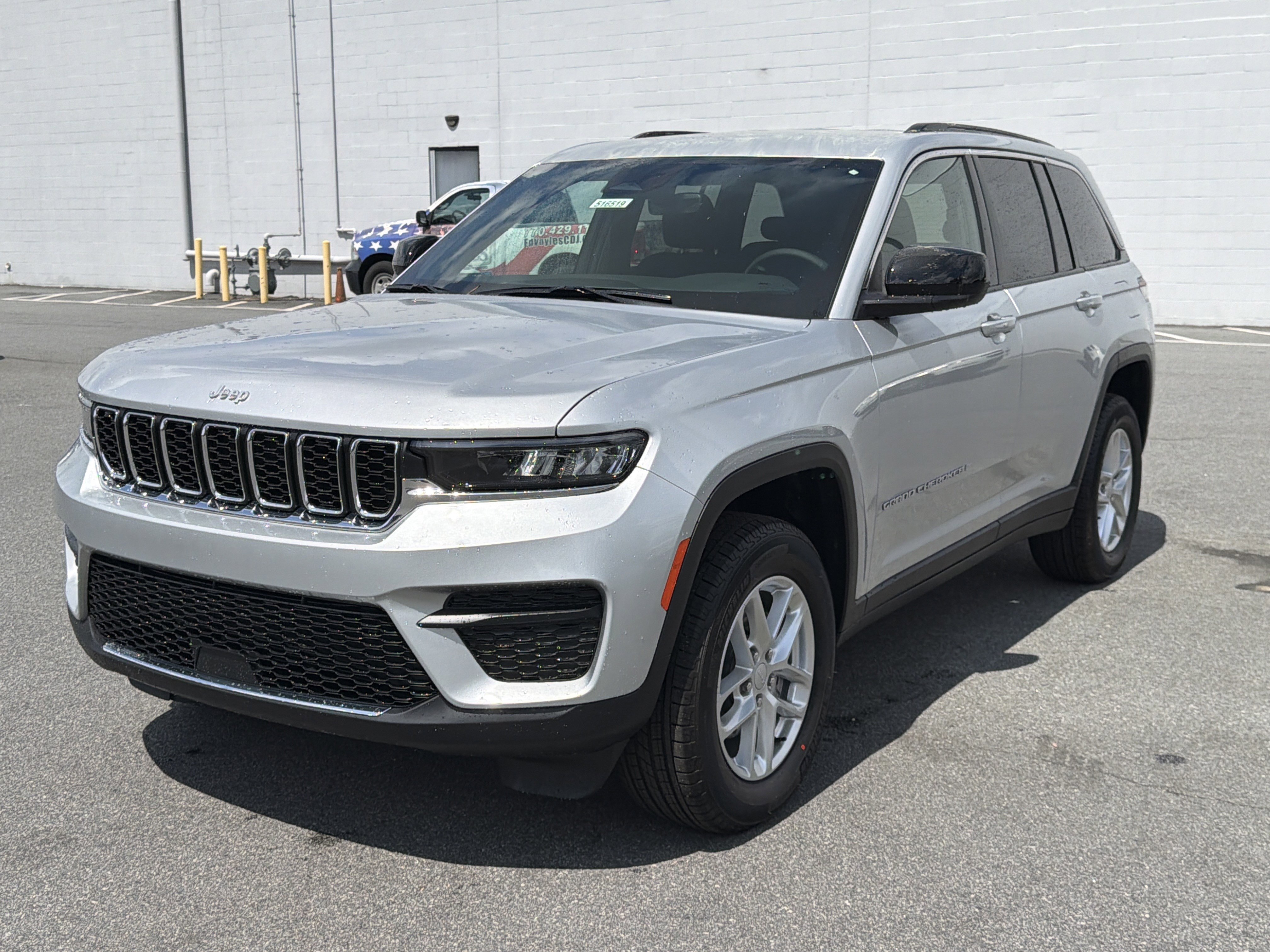 New 2026 Silver Zynith Jeep Laredo image 3