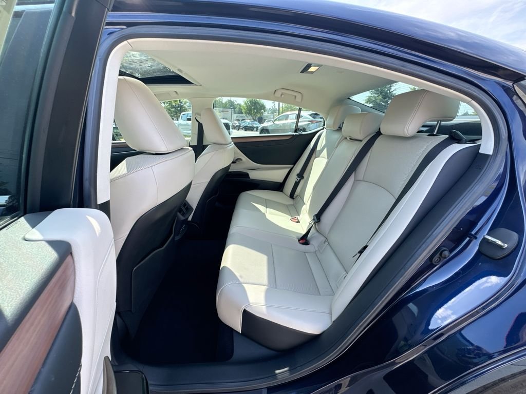 Used 2025  Lexus 350 image 31
