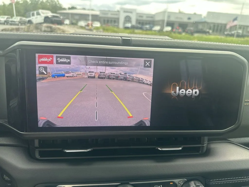 Used 2025 Green Jeep Mojave image 24