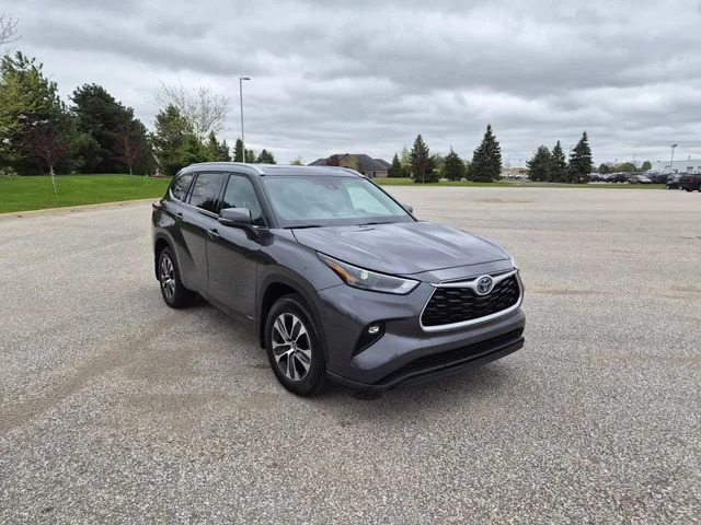 Used 2022 Gray Toyota XLE image 3