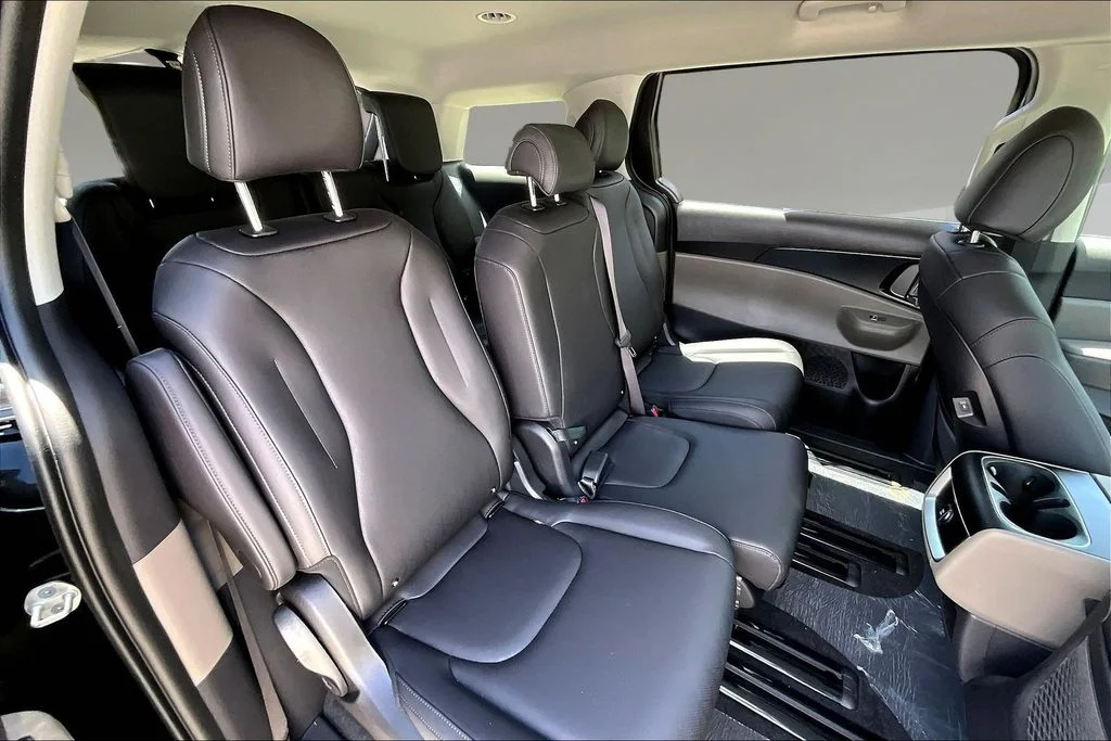 New 2026 Aurora Black Pearl Kia LXS image 10
