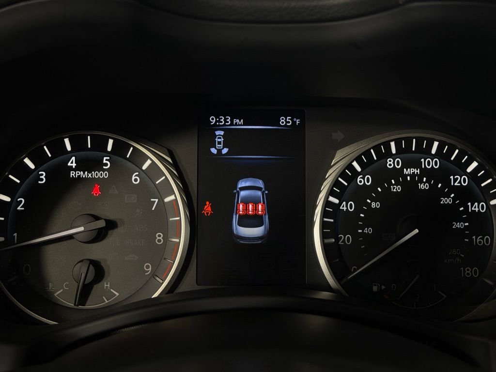 Used 2023 White INFINITI LUXE image 14