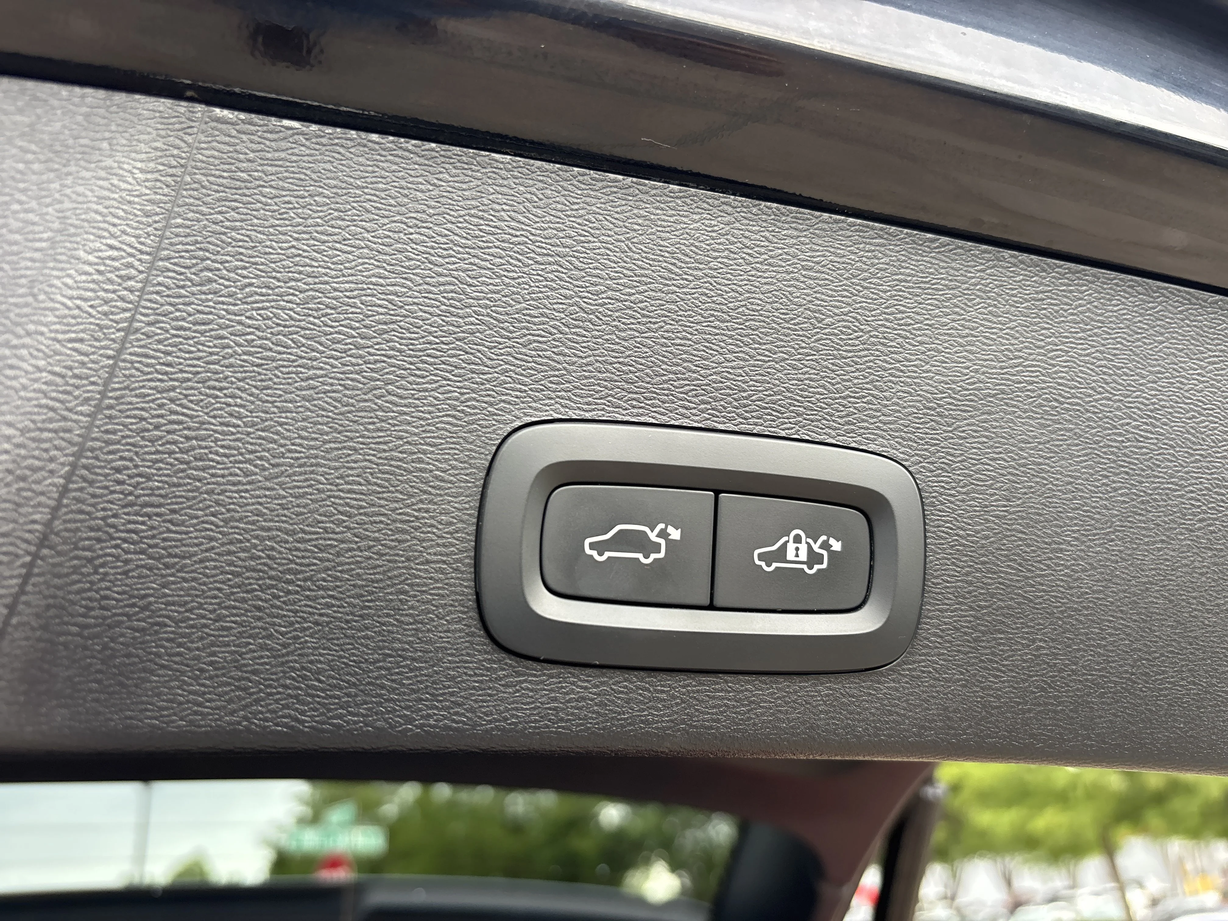 Used 2024 Onyx Black Metallic Volvo B5 AWD Plus Bright Theme image 9