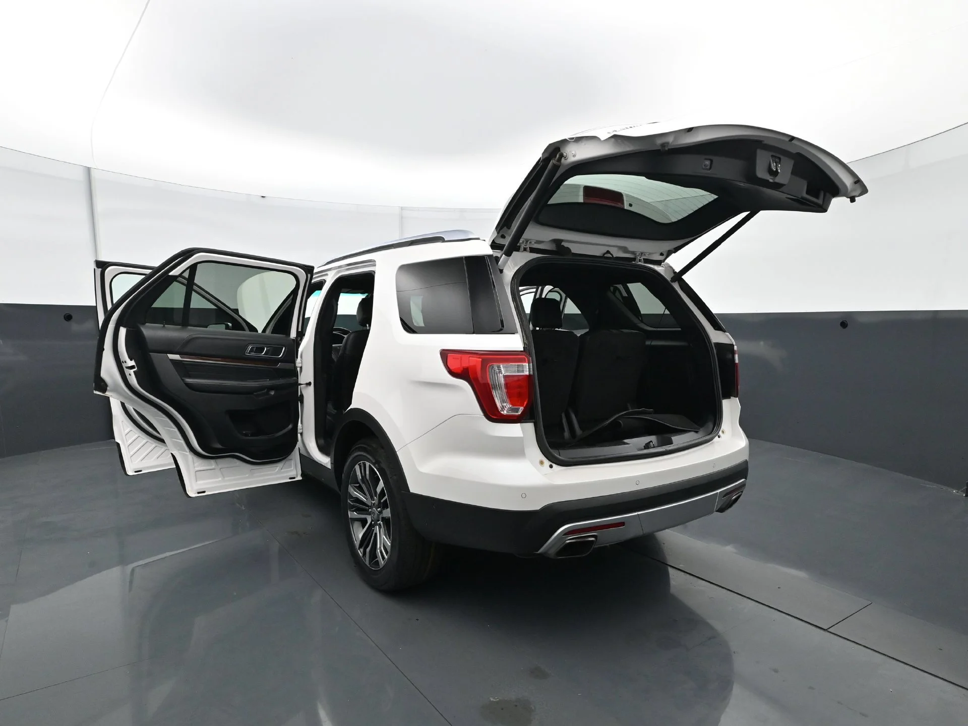 Used 2017  Ford Platinum image 33
