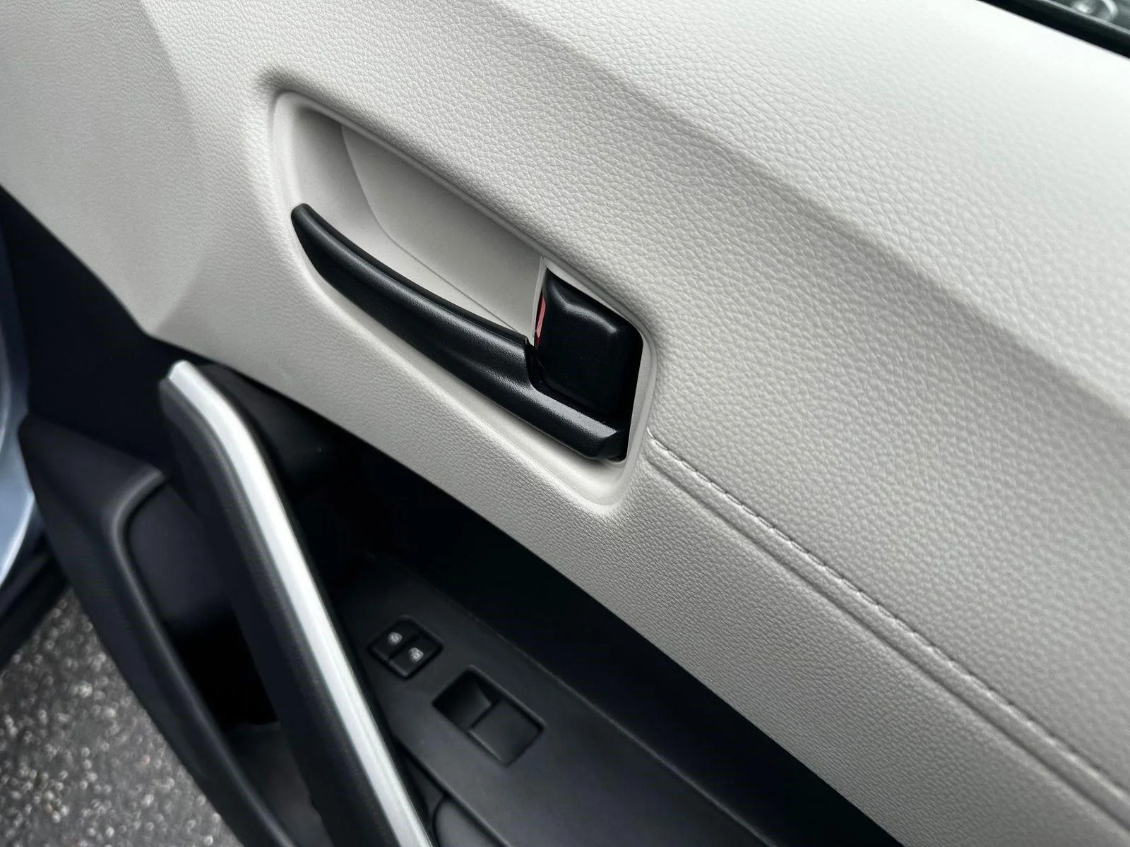 2025 Toyota Corolla Cross L - Photo 28