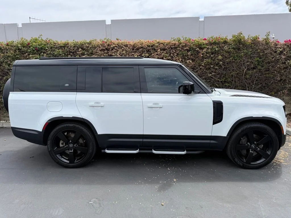 Used 2023 Fuji White Land Rover SE image 4
