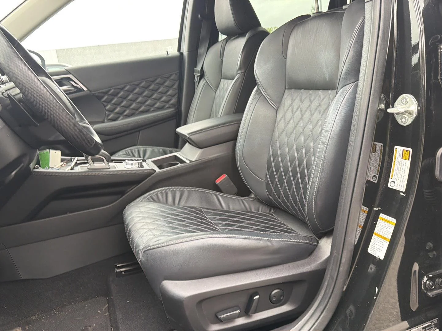 Used 2022 Black Diamond Mitsubishi SEL image 18