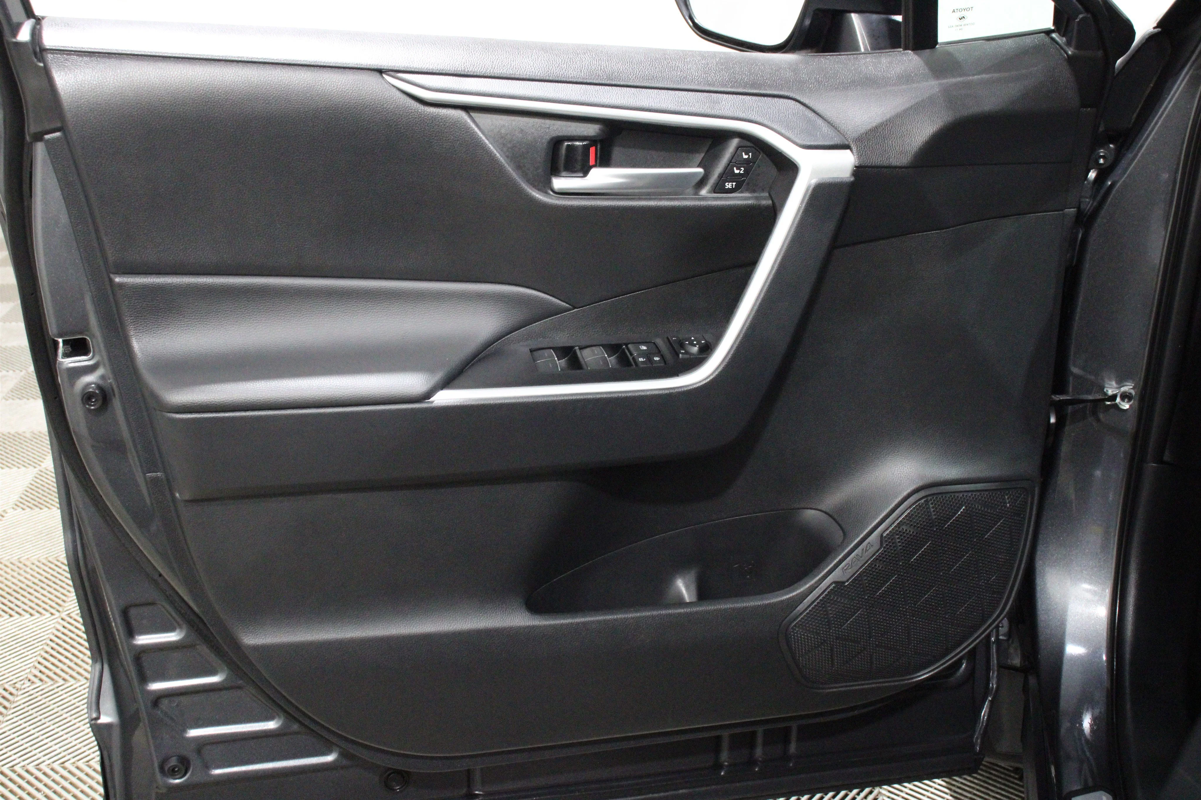 Used 2025 Gray Toyota XLE Premium image 6