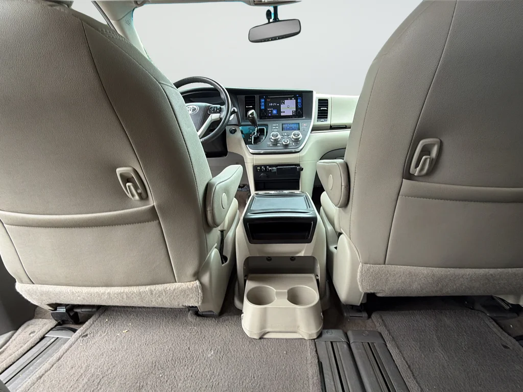 Used 2016 Black Toyota XLE image 33