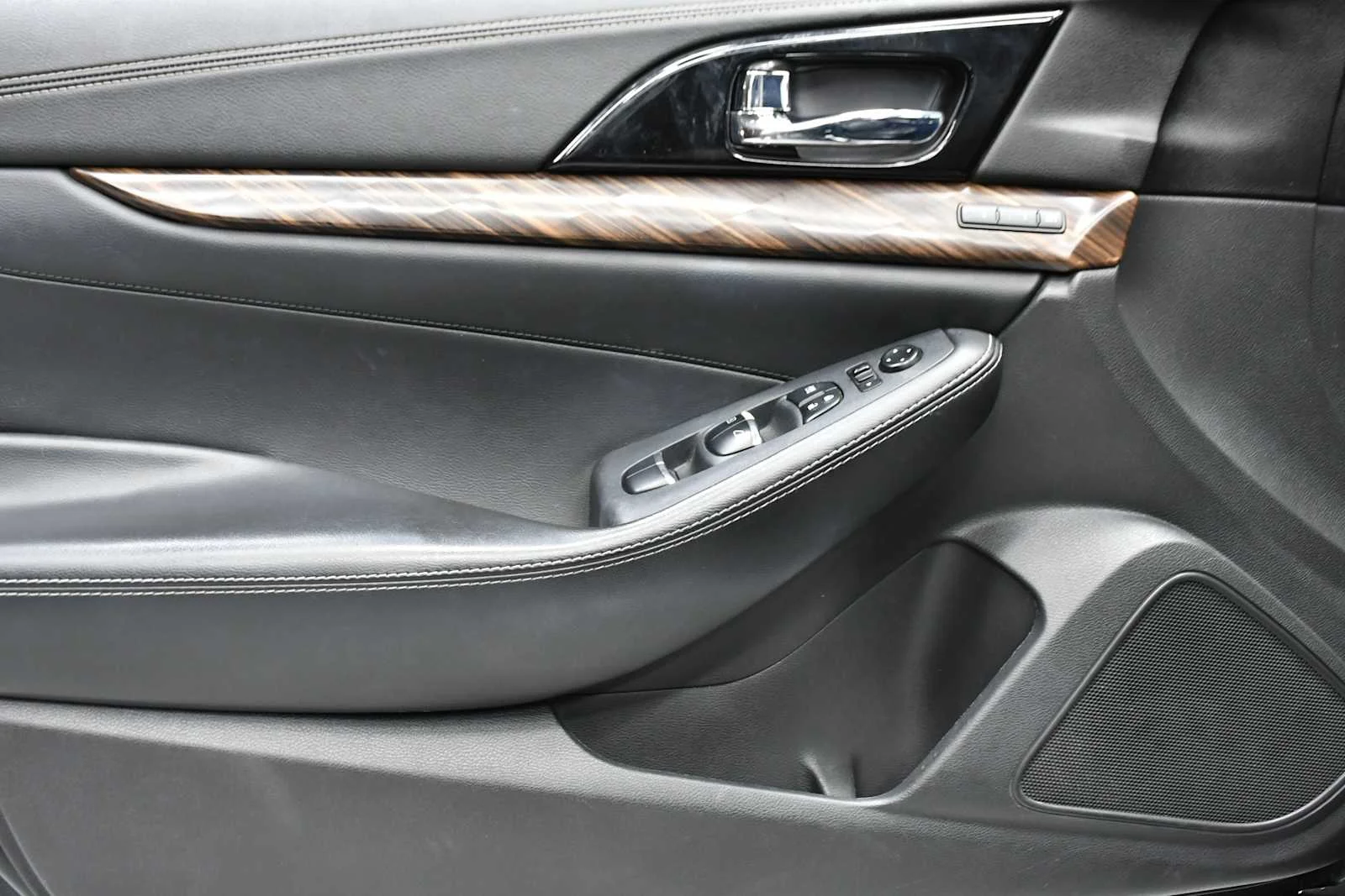 Used 2016 Super Black Nissan 3.5 Platinum image 13