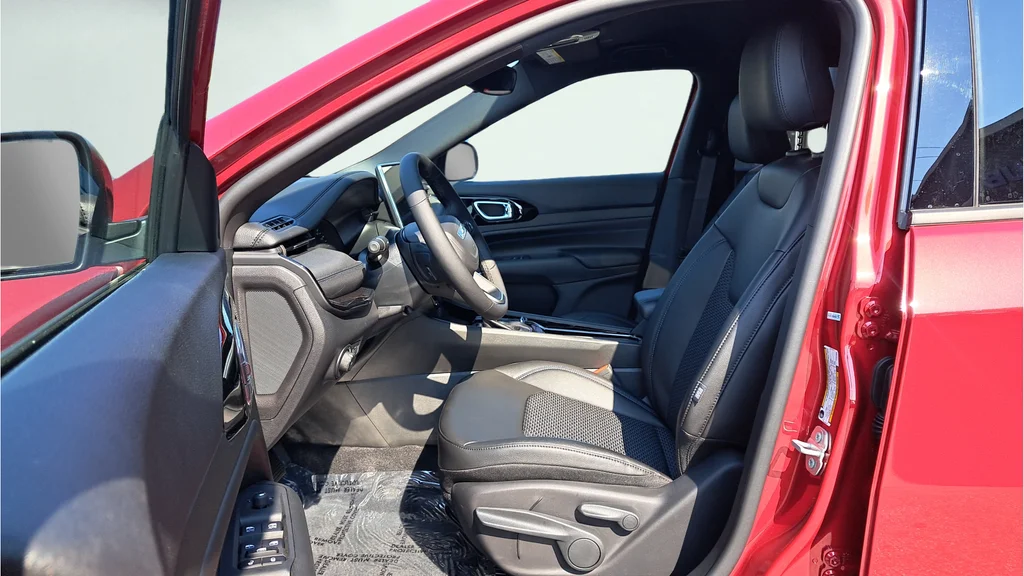 New 2026 Red Hot Pearlcoat Jeep Latitude image 10