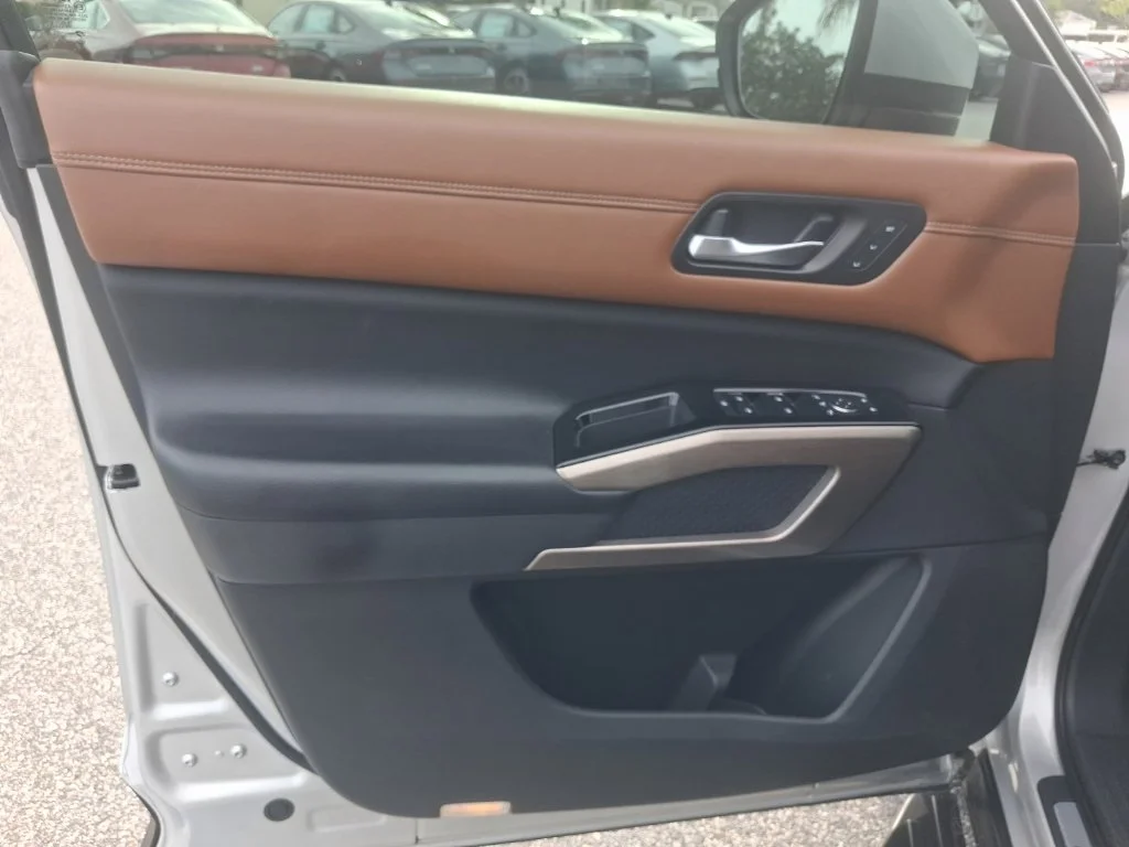 Used 2022 Silver Nissan Platinum image 25