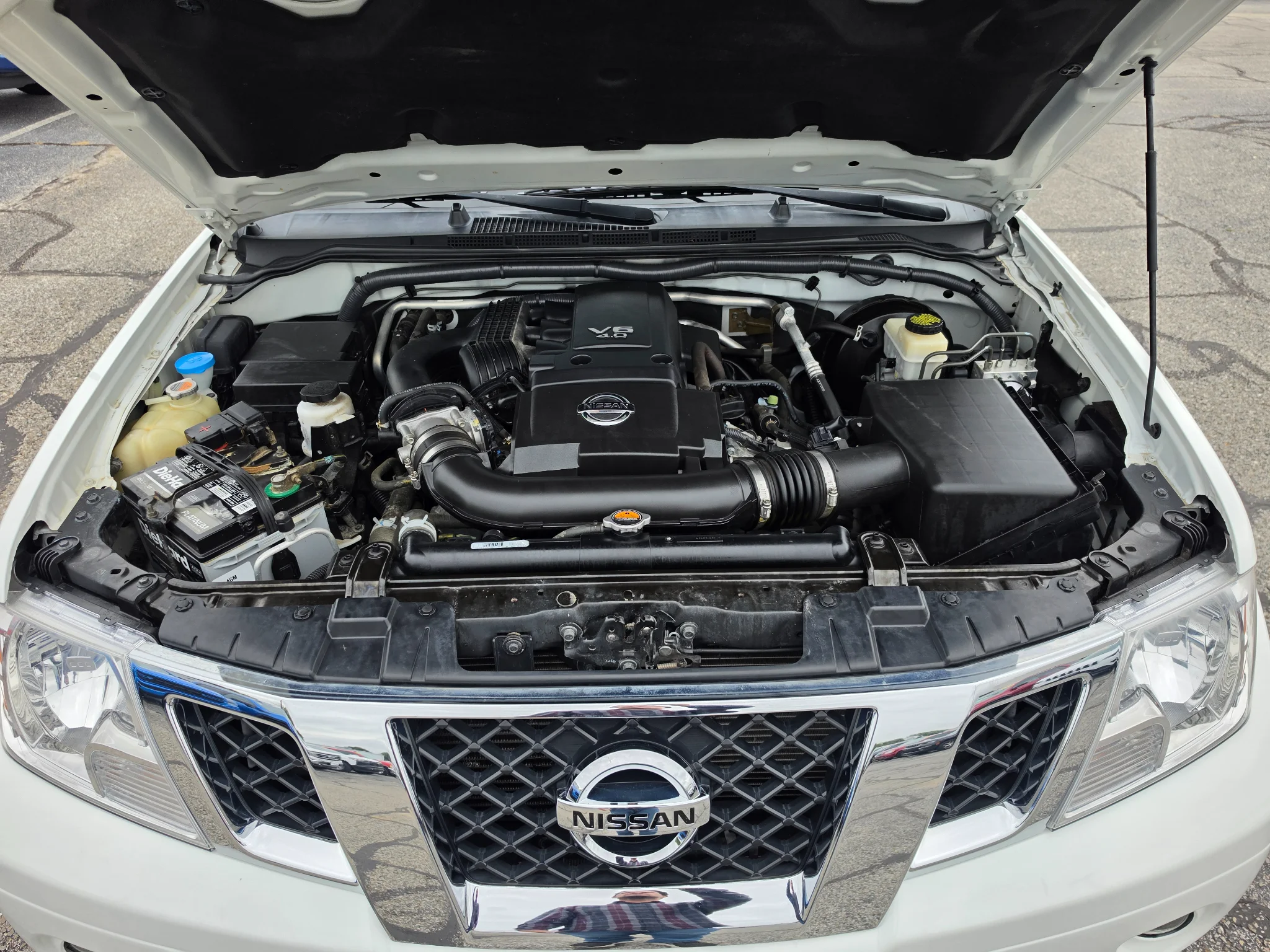 Used 2017 Glacier White Nissan SV V6 image 27
