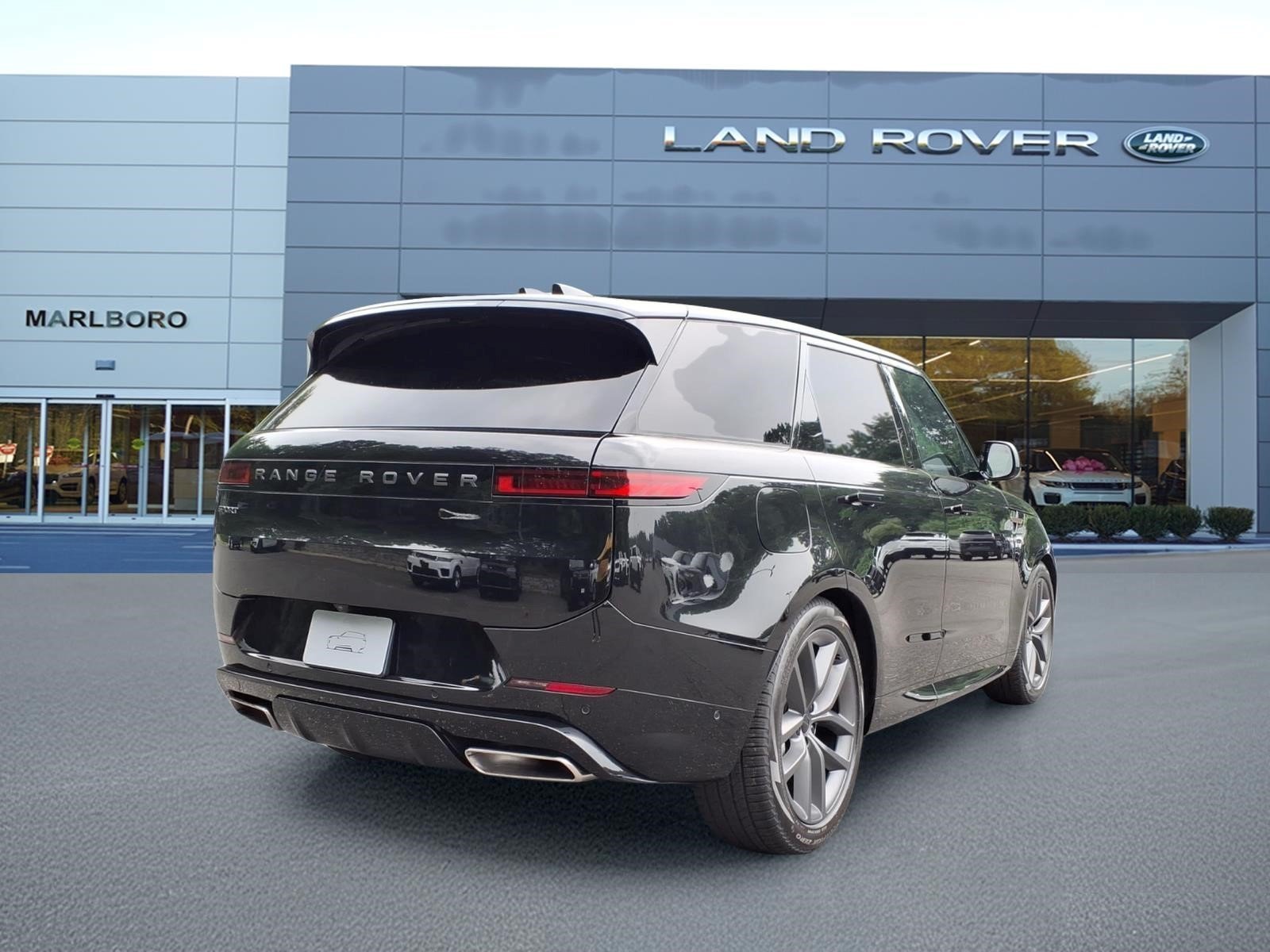 New 2026 Santorini Black LAND ROVER Dynamic SE image 2