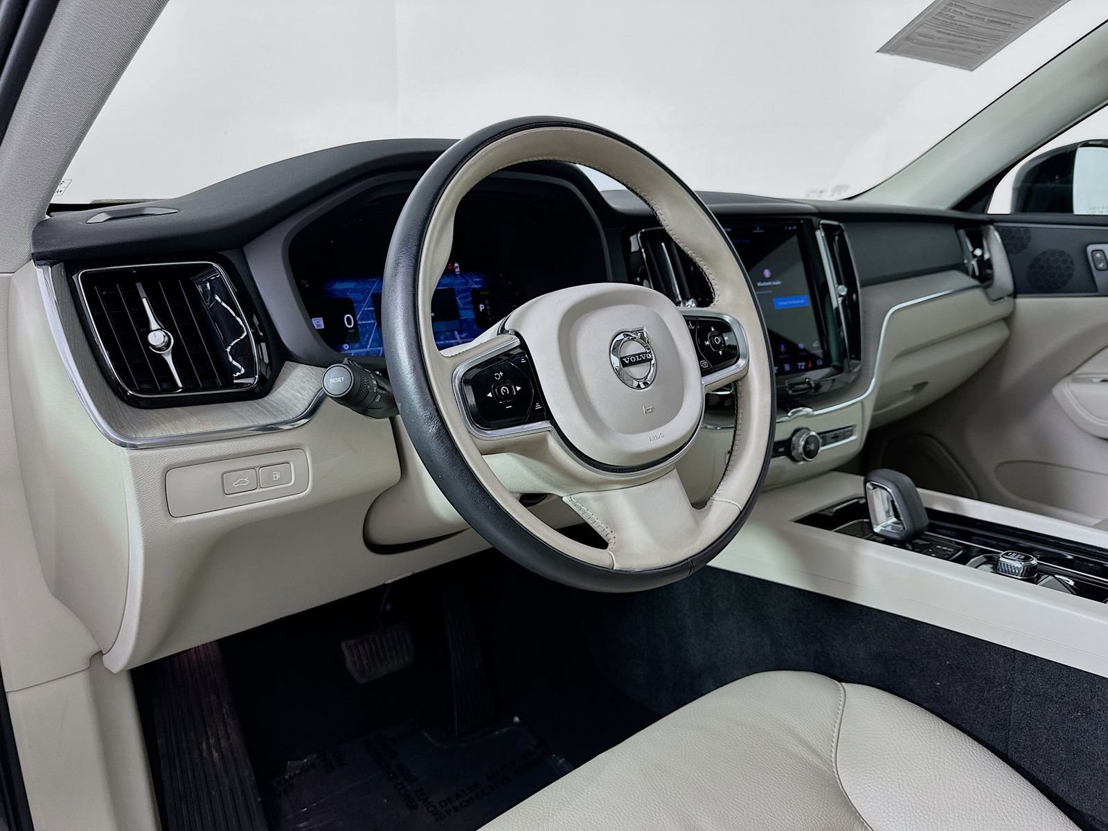 Used 2023 Gray Volvo T8 Plus Dark Theme image 9