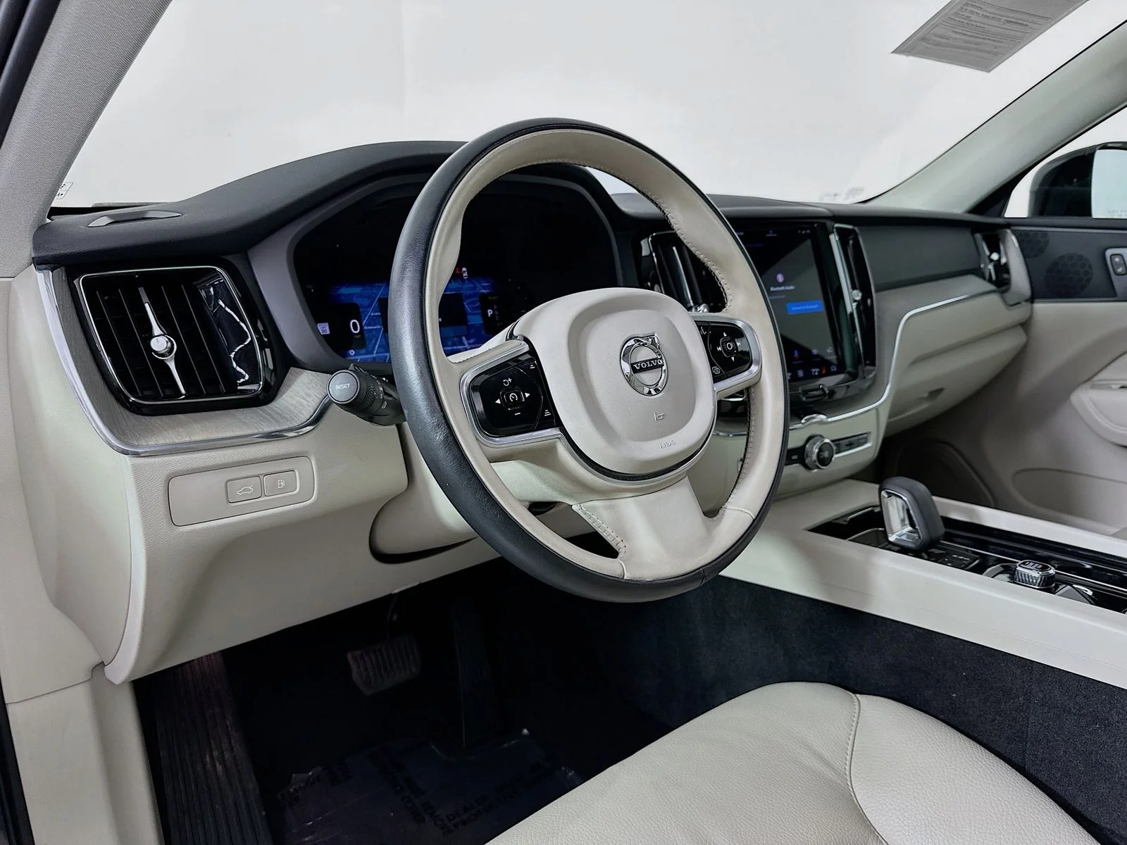 Used 2023 Gray Volvo T8 Plus Dark Theme image 9
