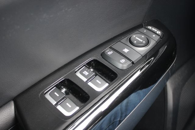 Used 2022 Red Kia EX image 18