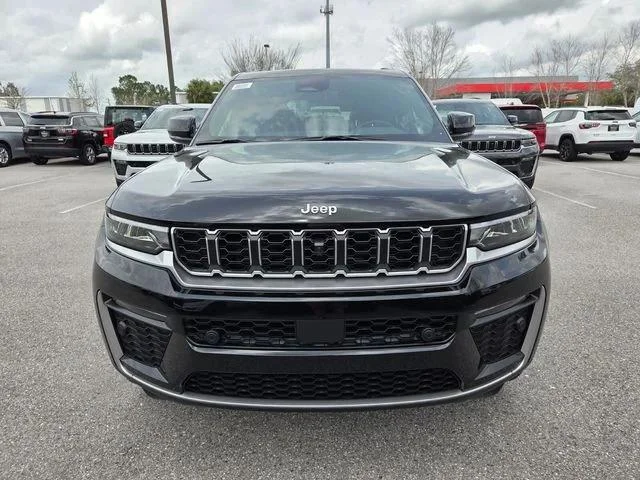 New 2026 Diamond Black Crystal Pearl-Coat Exterior Paint Jeep Limited image 18