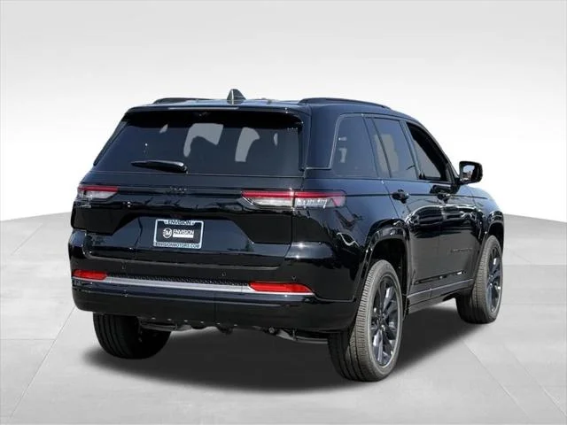 New 2026 Diamond Black Crystal Pearl-Coat Exterior Paint Jeep Limited Reserve image 9
