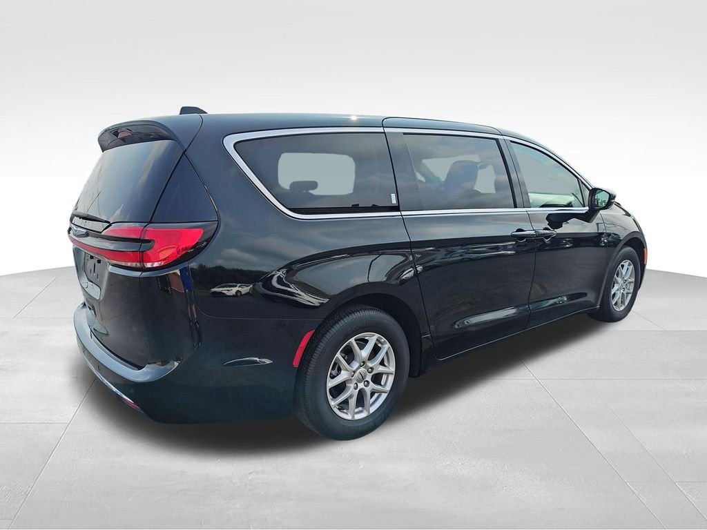 Used 2024 Black Chrysler Touring L image 5