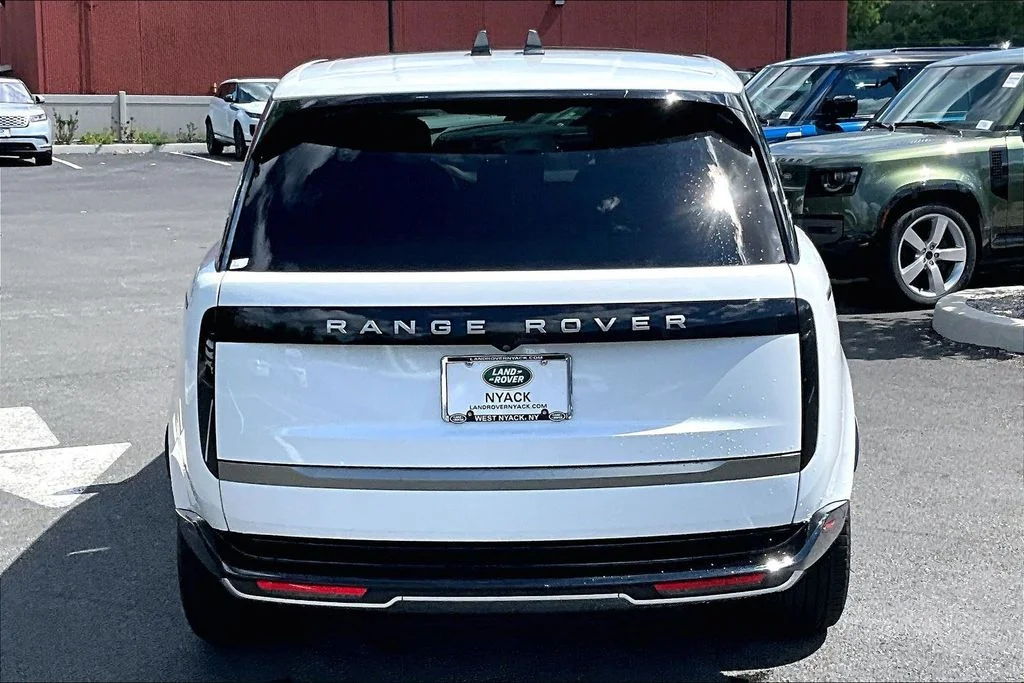 Used 2024 White Land Rover SE image 4