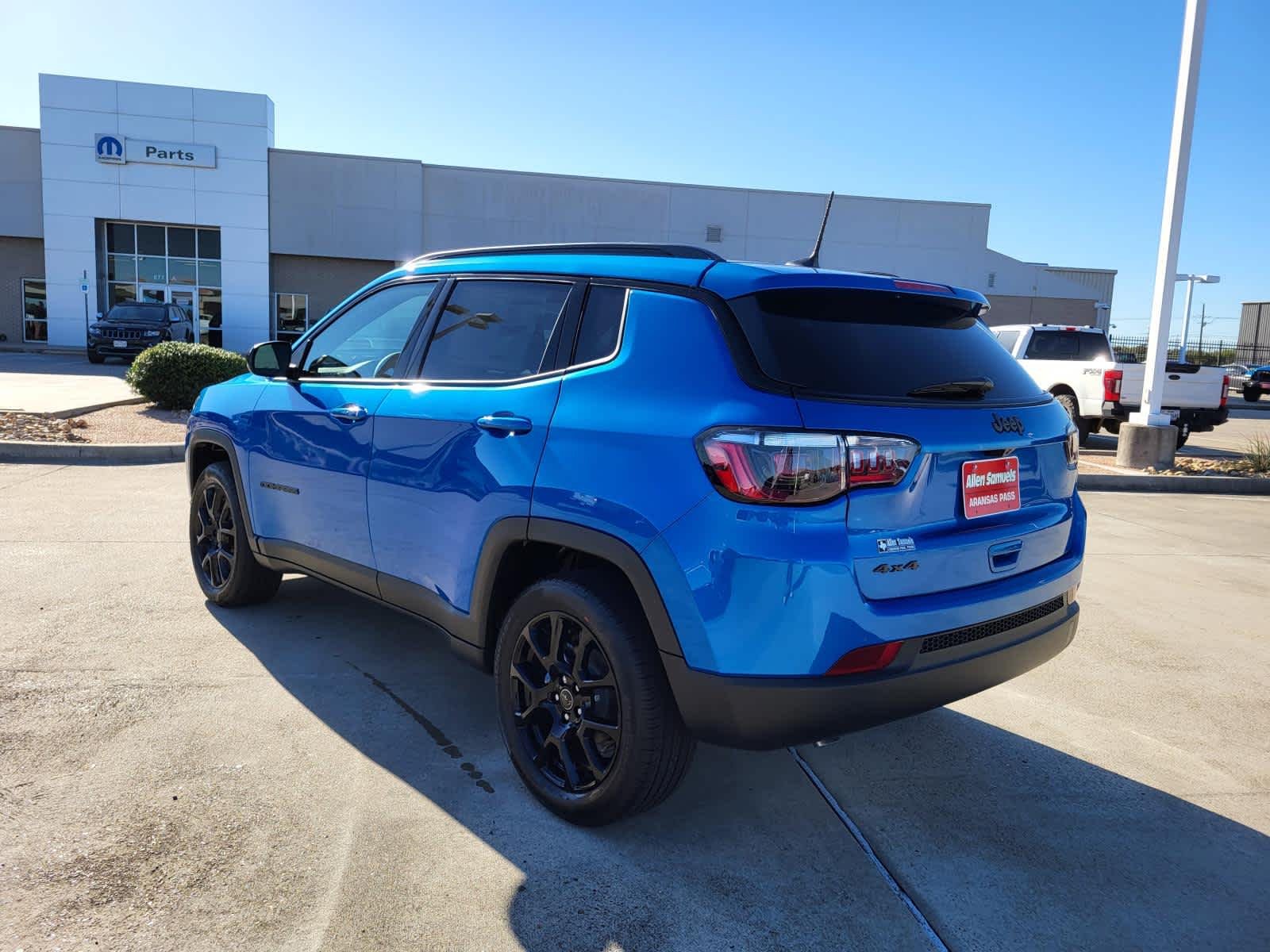 New 2026 Hydro Blue Pearlcoat Jeep Latitude Altitude image 3