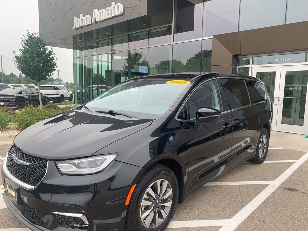 Used 2023 Black Chrysler Touring L image 1