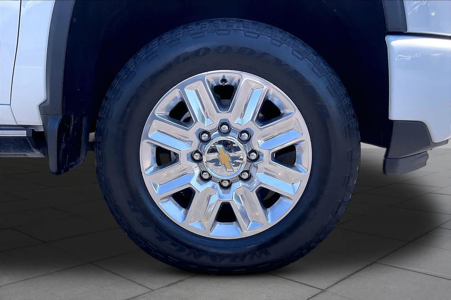 Used 2025 Summit White Chevrolet High Country image 10