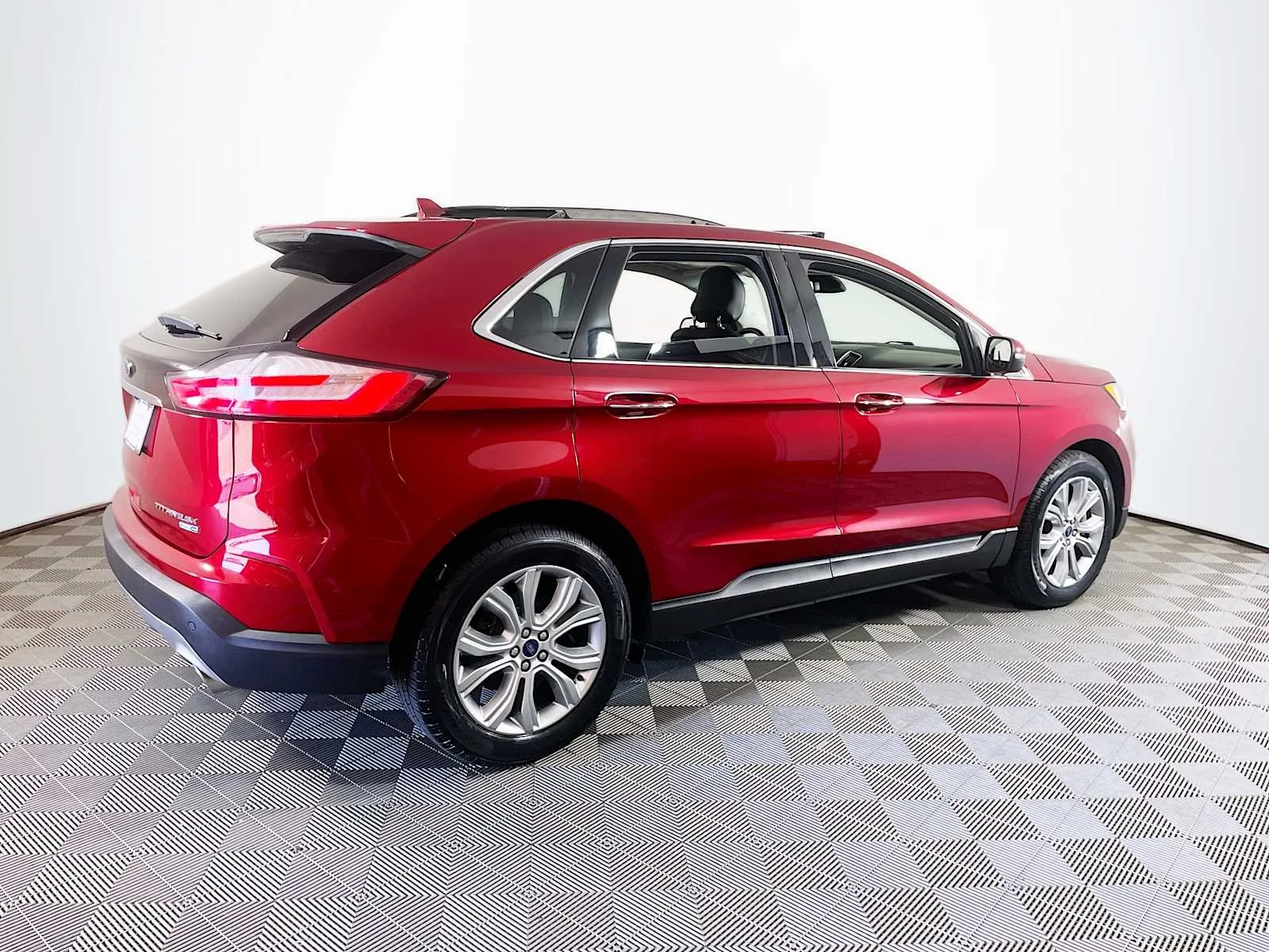 Used 2019  Ford Titanium image 4