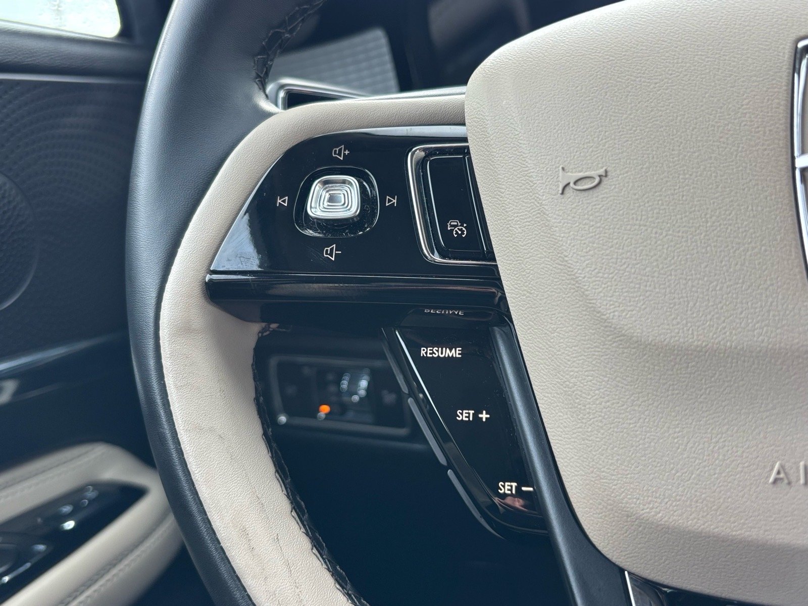 Used 2025 Whisper White Lincoln PREMIERE image 19