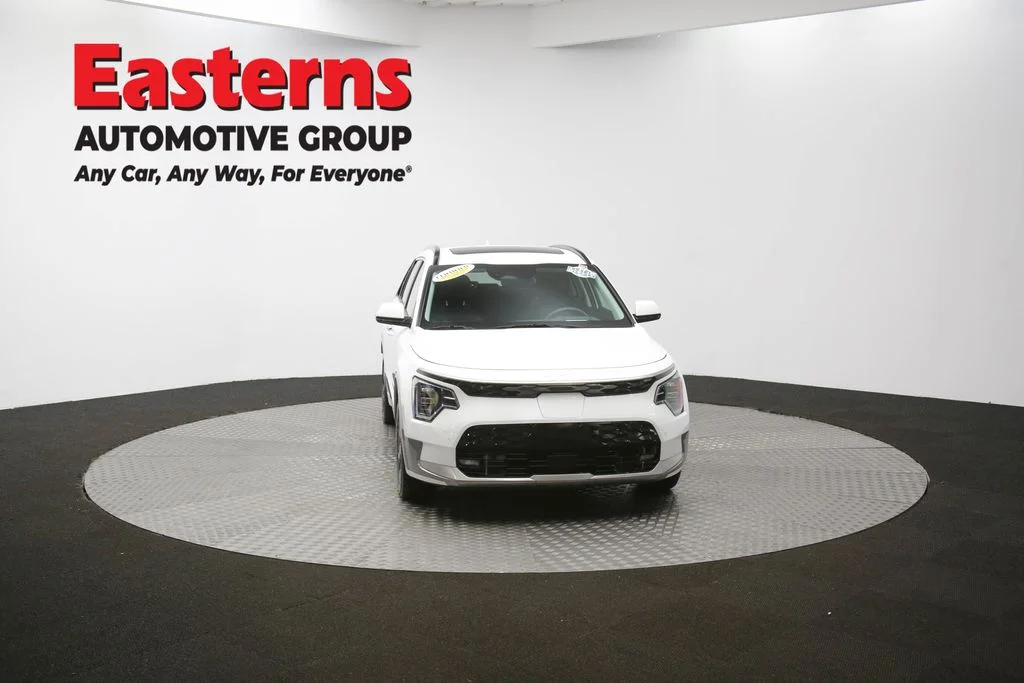 Used 2023 White Kia Wave image 54