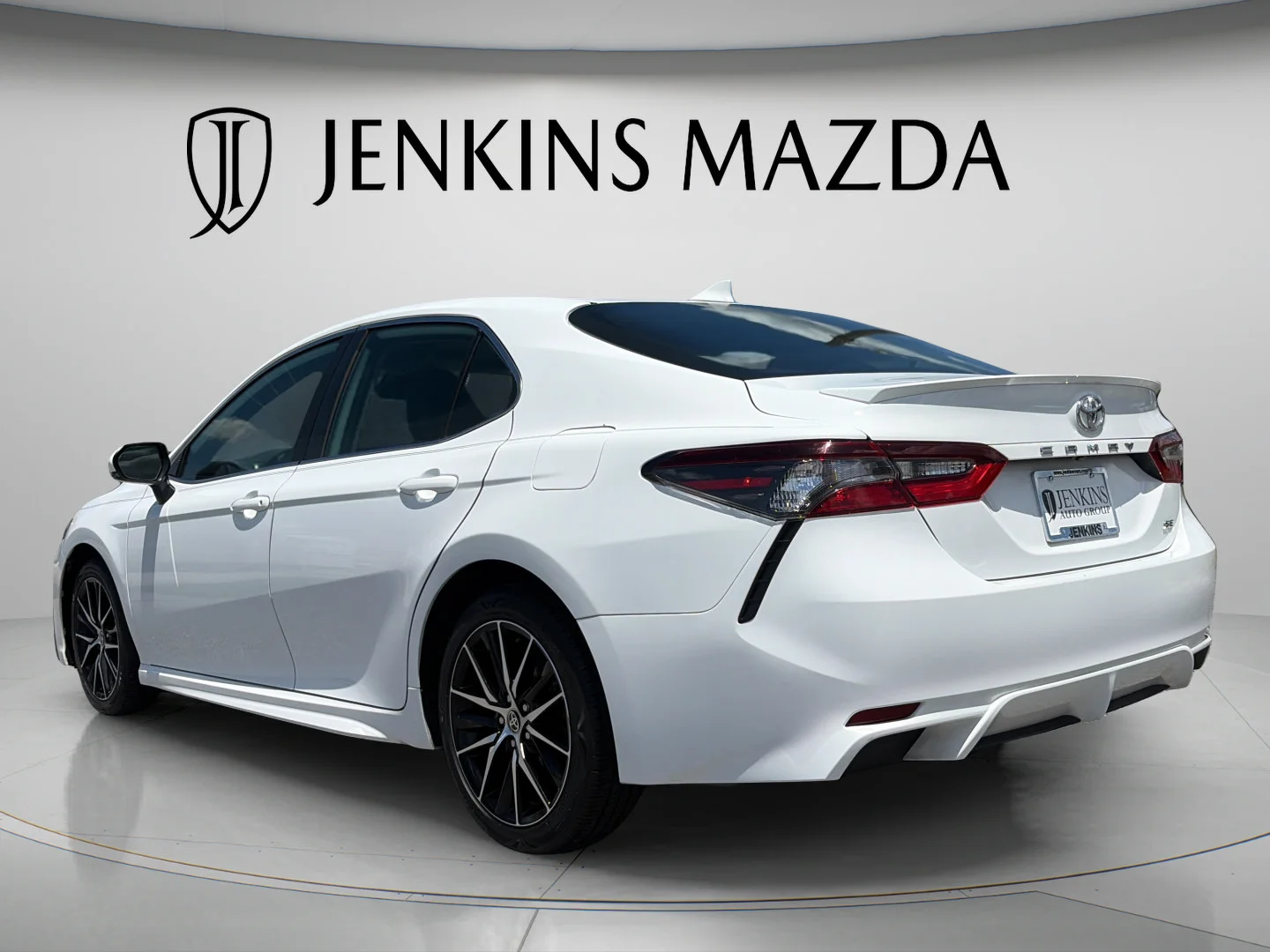 Used 2024 Ice Toyota SE image 5