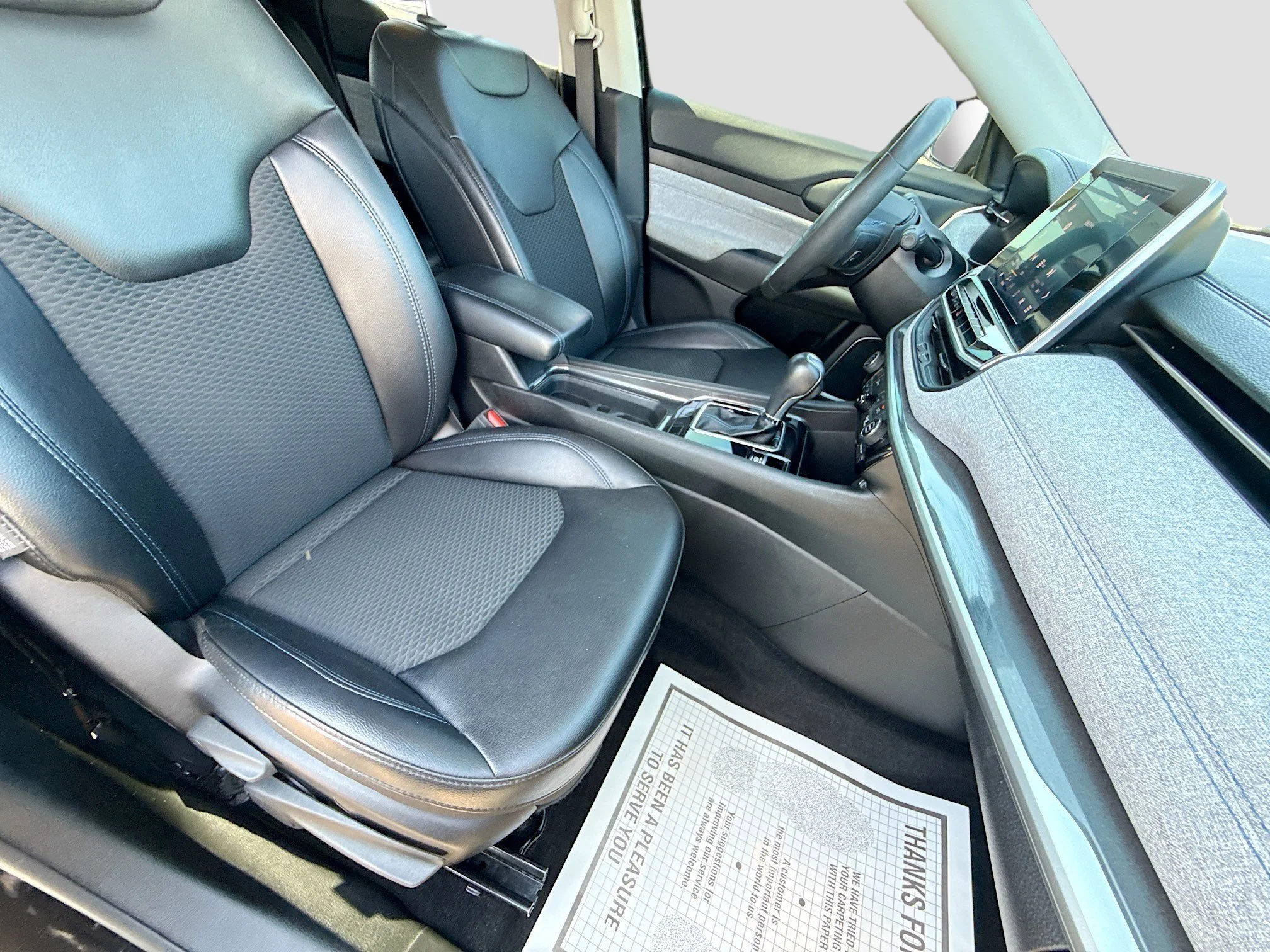 Used 2022 Diamond Black Crystal Pearlcoat Jeep Latitude image 14