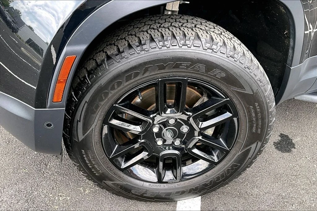 Used 2023 Santorini Black Metallic Land Rover Standard image 8