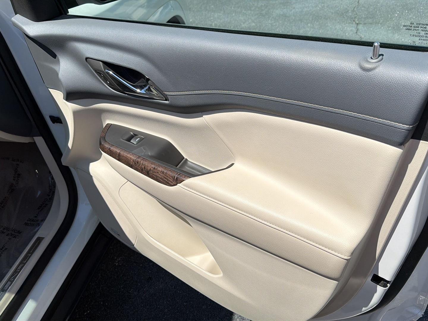Used 2023 White Frost Tricoat GMC Denali image 15