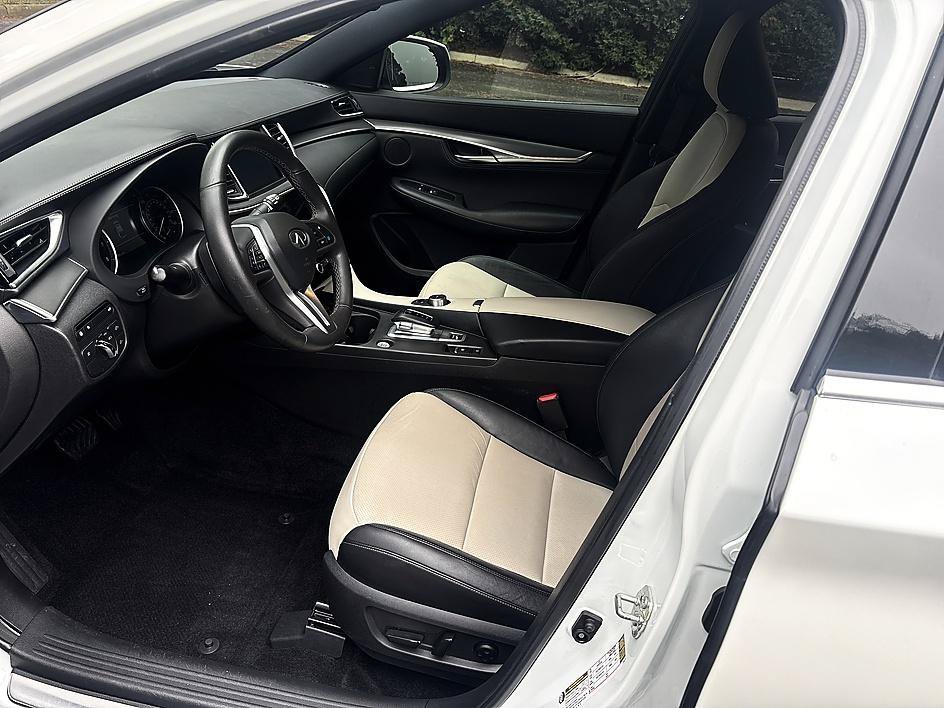 Used 2024 Radiant White INFINITI LUXE image 11