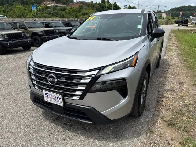 Used 2024 Silver Nissan S image 7